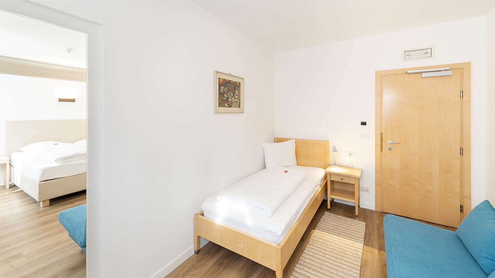 Blick auf ein Einzelbett in einem der Zimmer des Hotel Hanny in Bozen