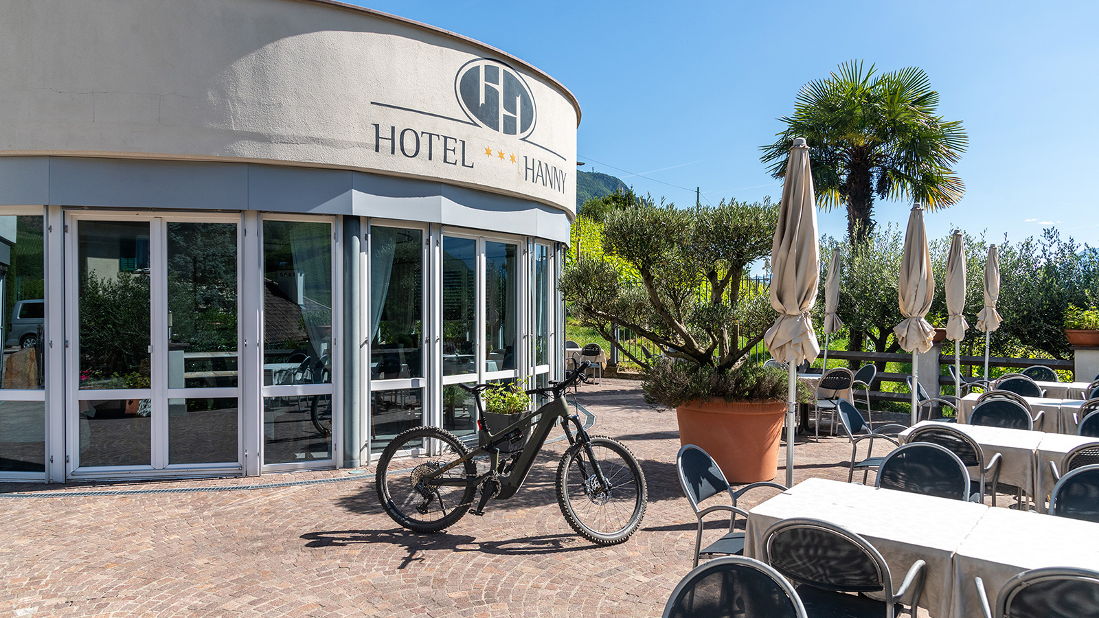 E-bike davanti all'Hotel Hanny